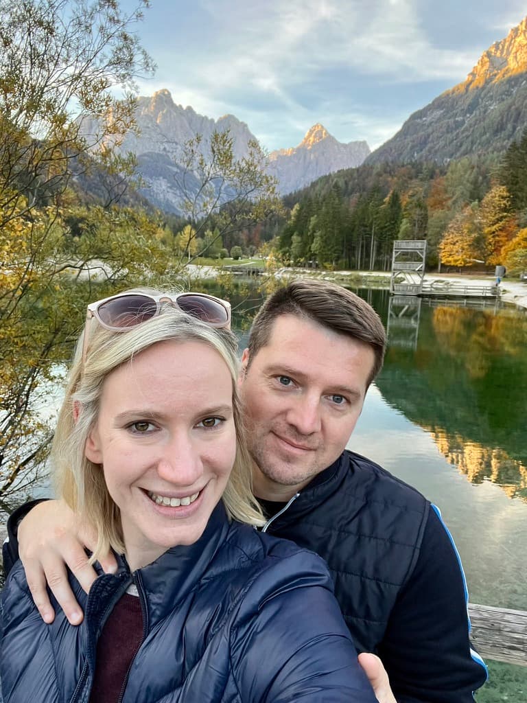 Sanja in Armin ob jezeru med gorami